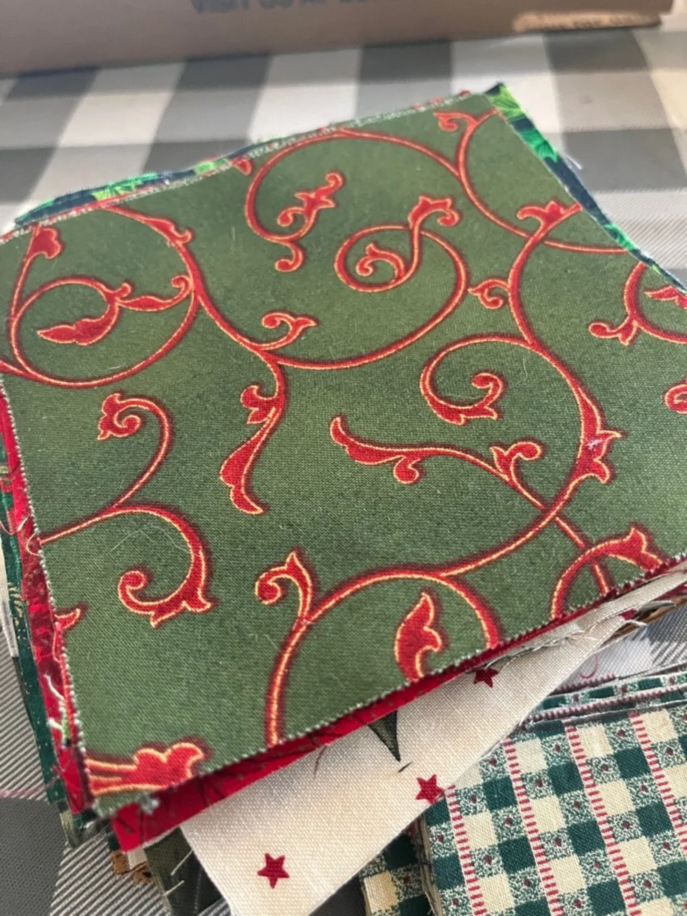Christmas cotton quilt Fabric Fat Quarters Bundle - Red & Green Holiday